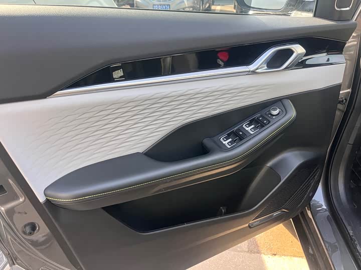 Фото 3 - Geely Coolray