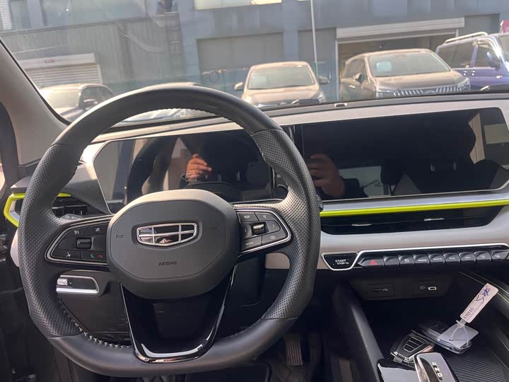 Фото 7 - Geely Coolray