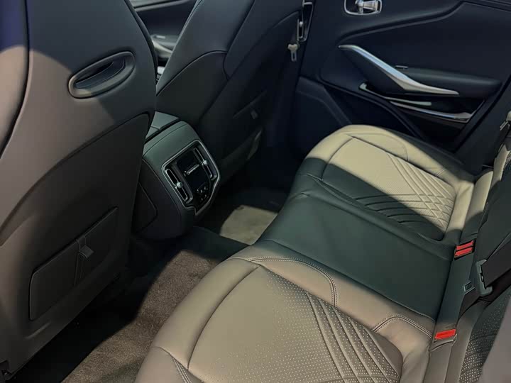 Фото 8 - Aston Martin DBX