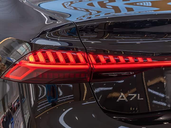 Фото 7 - Audi A7L