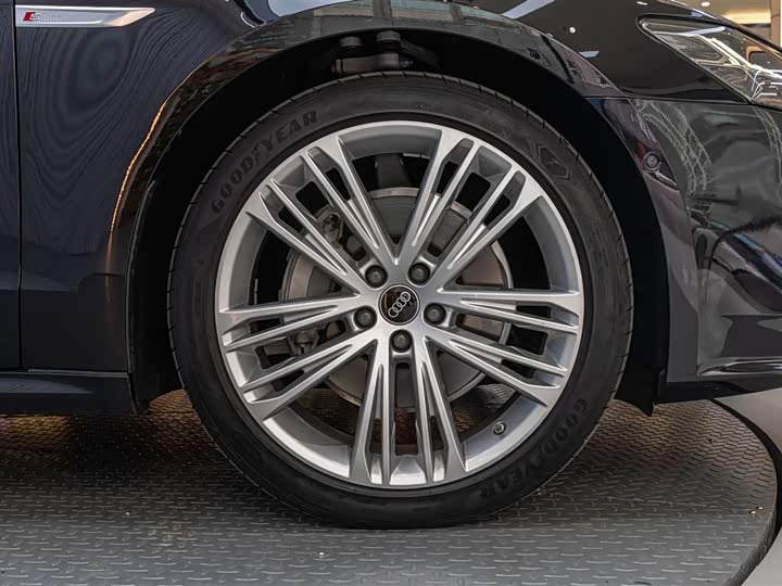 Фото 8 - Audi A7L