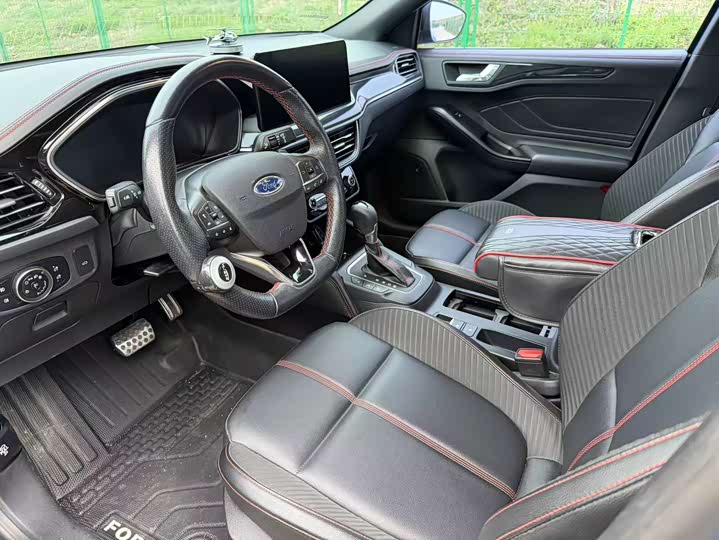 Ford Focus 2022 2022款 三厢 EcoBoost 180 自动ST Line