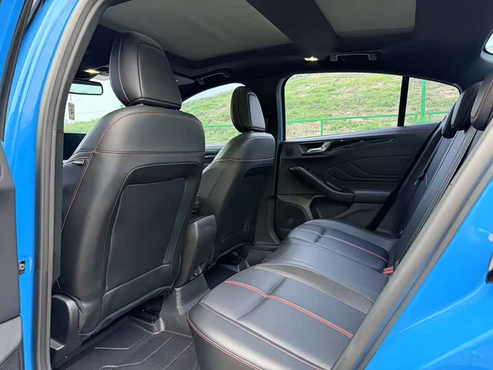 Ford Focus 2022 2022款 三厢 EcoBoost 180 自动ST Line