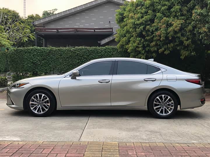 Фото 4 - Lexus ES
