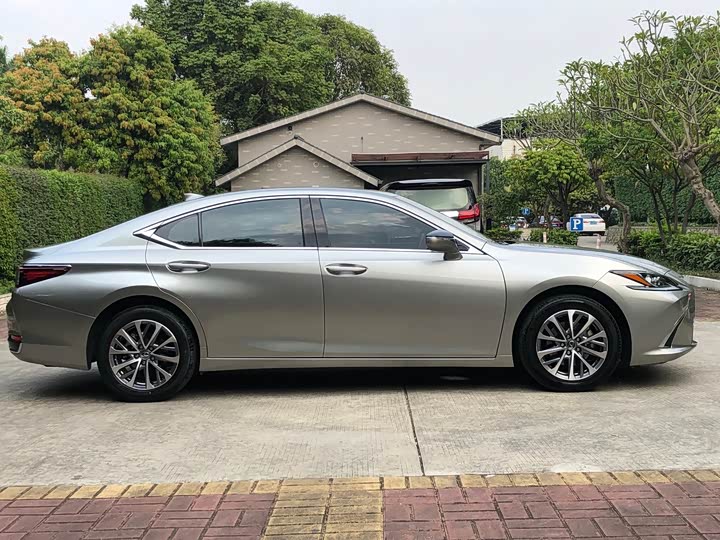 Фото 6 - Lexus ES