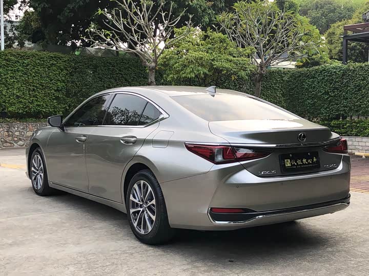 Фото 7 - Lexus ES