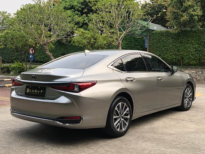 Фото 8 - Lexus ES