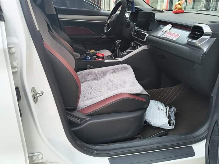 Фото 8 - Geely Coolray