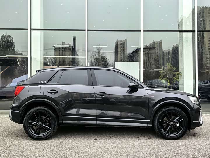 Photo 2 - Audi Q2L