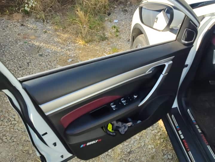 Фото 7 - Geely Coolray