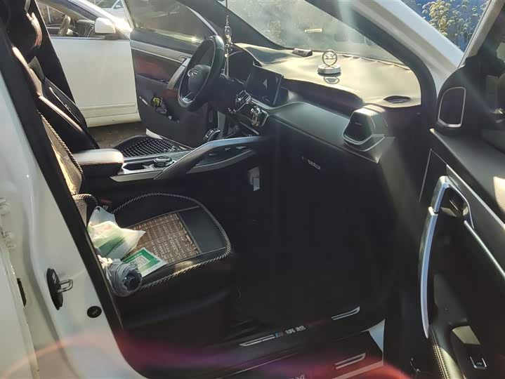 Фото 8 - Geely Coolray