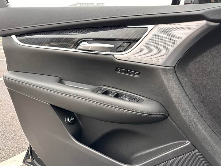 Photo 7 - Cadillac XT6