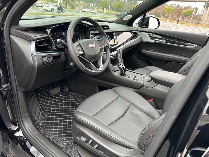 Photo 8 - Cadillac XT6