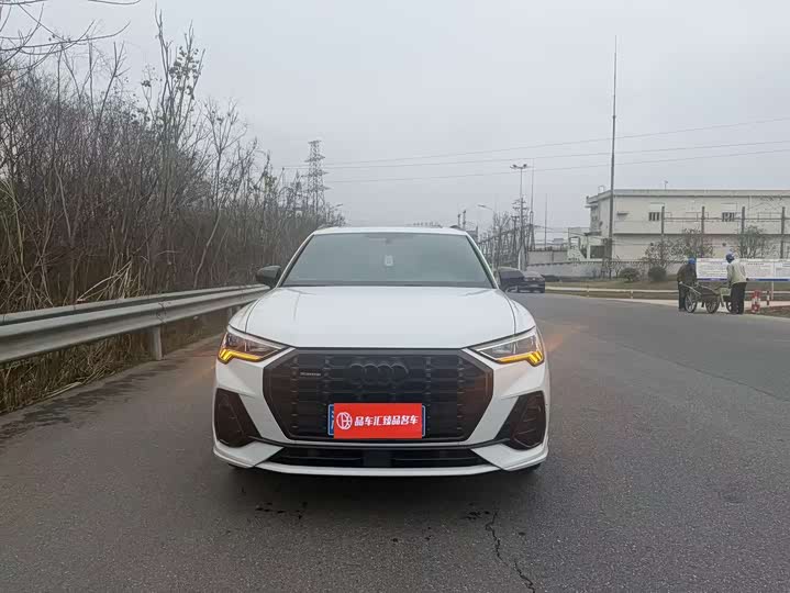 Photo 2 - Audi Q3