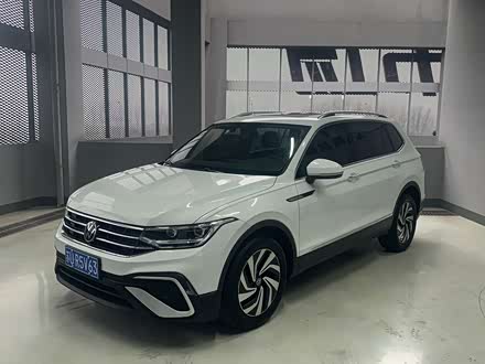 Photo 1 - Volkswagen Tiguan L Pro