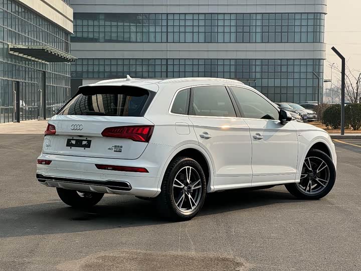 Фото 4 - Audi Q5L