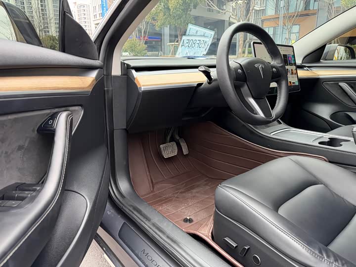 Фото 4 - Tesla Model 3