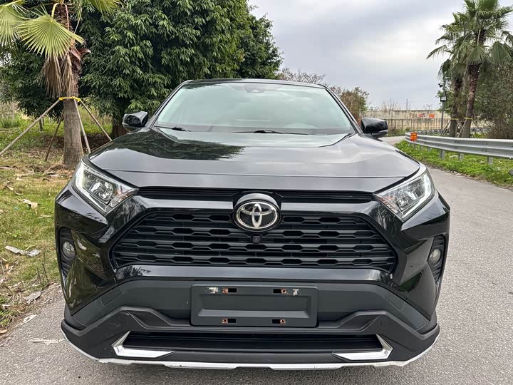 Фото 2 - Toyota RAV4