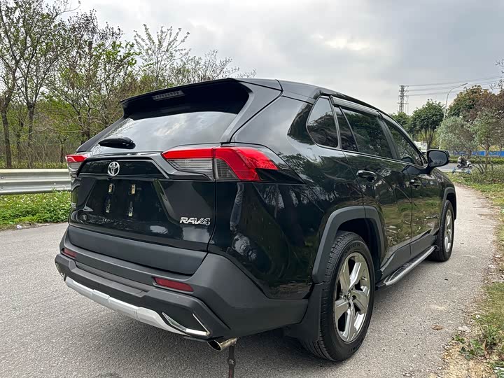 Фото 4 - Toyota RAV4