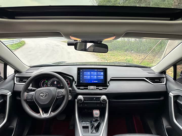 Фото 7 - Toyota RAV4