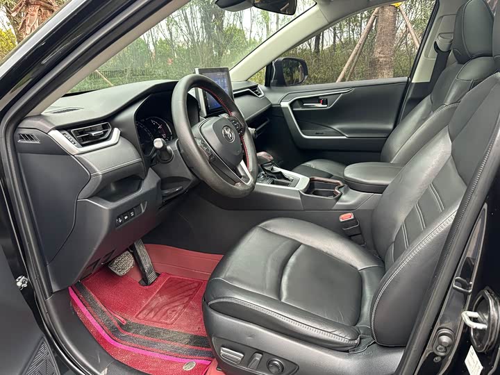 Фото 8 - Toyota RAV4