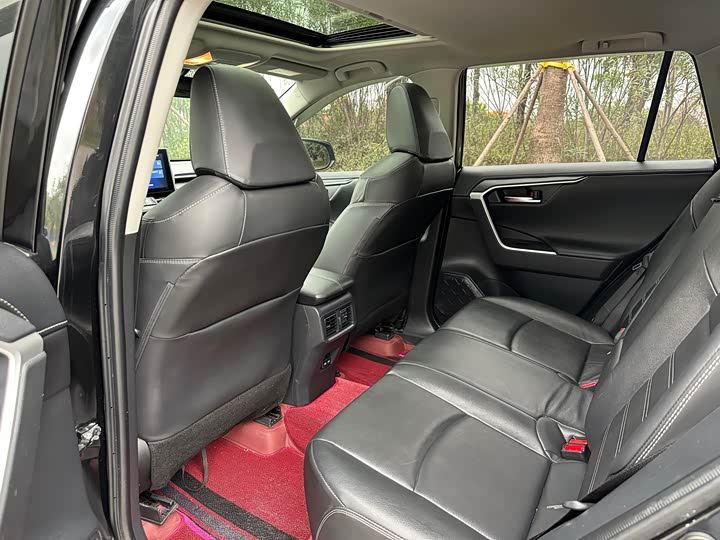 Фото 9 - Toyota RAV4