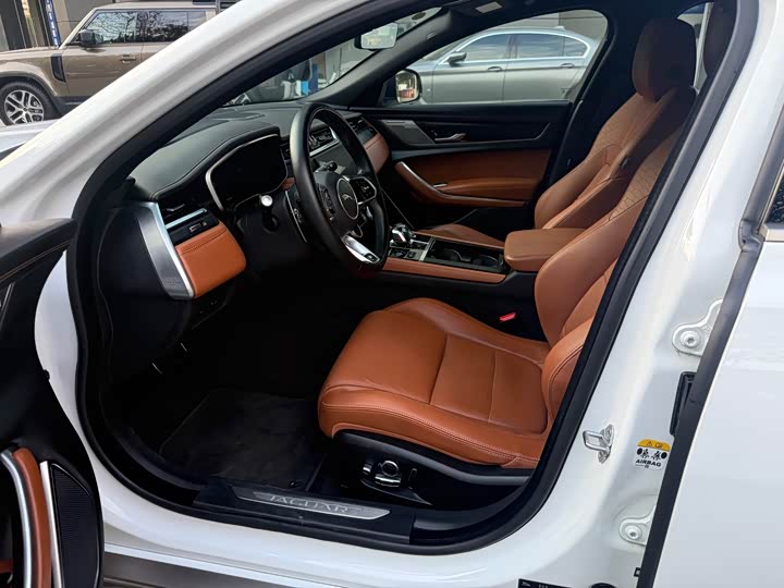 Jaguar XF L 2024 2024款 2.0T P300 四驱旗舰运动鎏金版