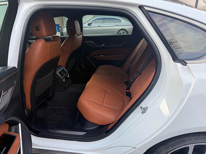 Jaguar XF L 2024 2024款 2.0T P300 四驱旗舰运动鎏金版