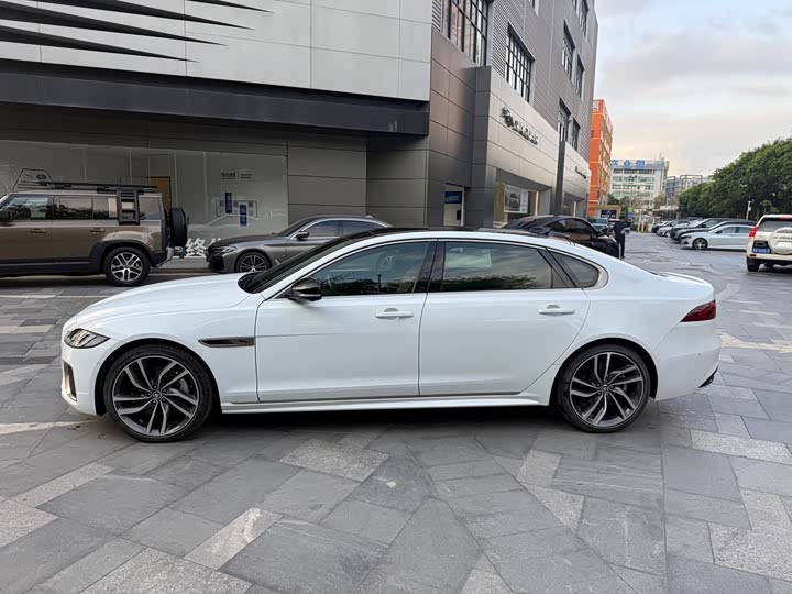 Jaguar XF L 2024 2024款 2.0T P300 四驱旗舰运动鎏金版