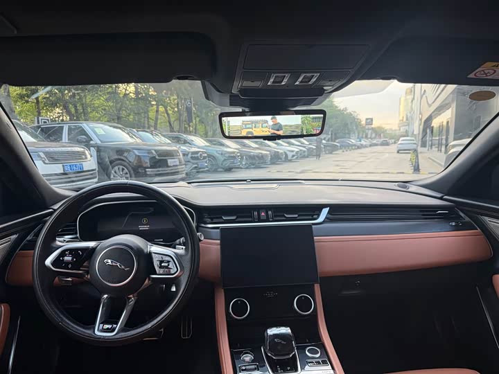 Jaguar XF L 2024 2024款 2.0T P300 四驱旗舰运动鎏金版