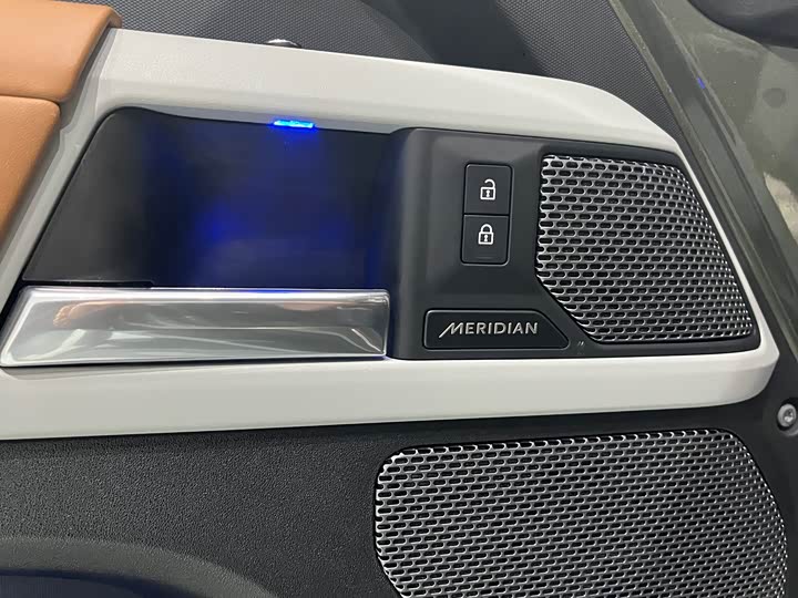 Фото 8 - Land Rover Defender