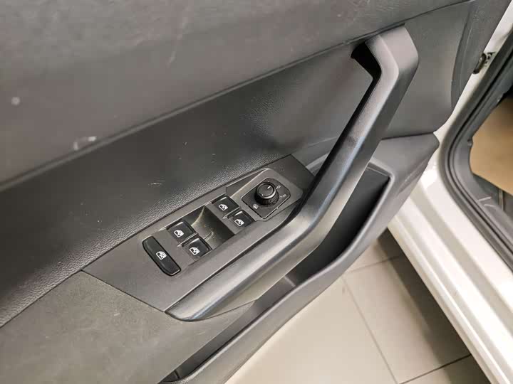 صورة 9 - Volkswagen Polo