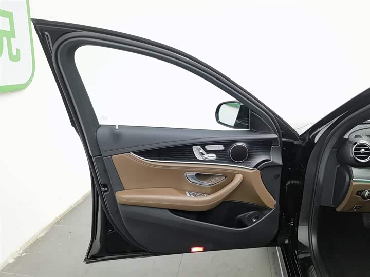Zdjęcie 8 - Mercedes-Benz E-Class
