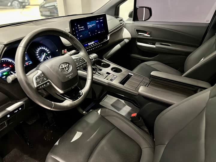 Фото 4 - Toyota Granvia