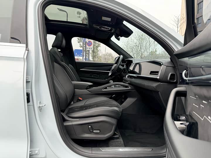 Photo 9 - Geely Monjaro