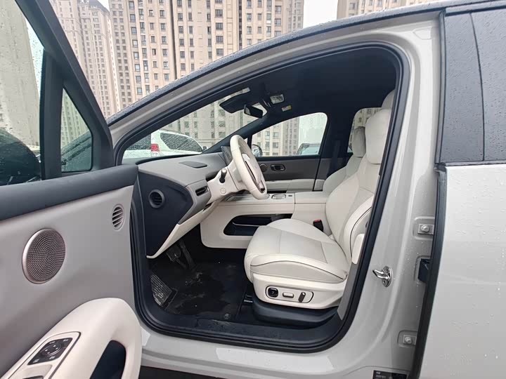 2025 LiXiang i6