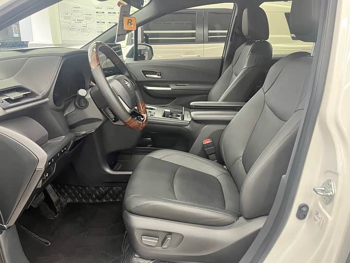 Toyota Sienna 2024 2024款 2.5L混动 四驱尊贵版