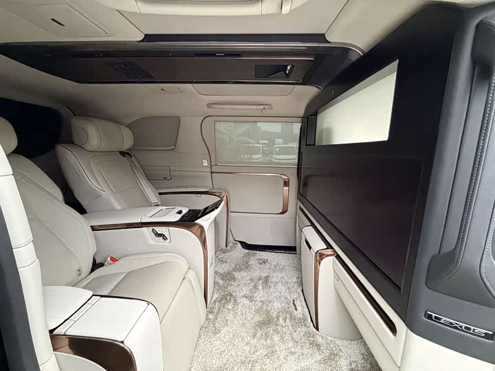 Фото 4 - Lexus LM