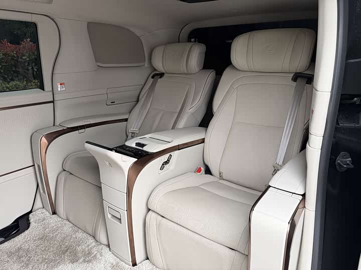 Фото 5 - Lexus LM