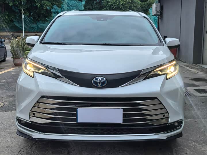 Photo 2 - Toyota Sienna