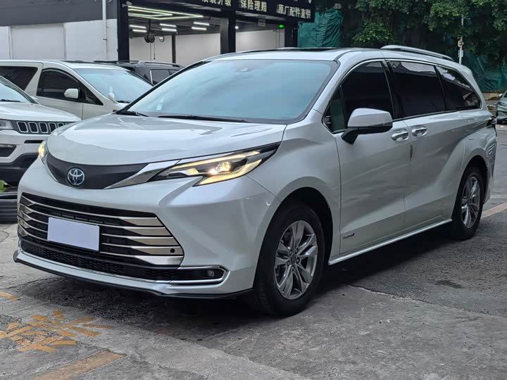 Photo 3 - Toyota Sienna