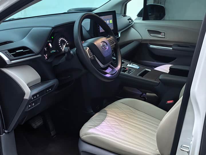Photo 4 - Toyota Sienna