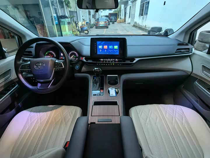 Photo 5 - Toyota Sienna