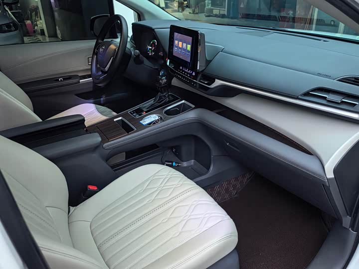 Photo 7 - Toyota Sienna