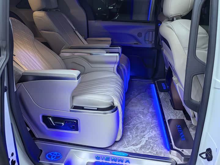 Photo 8 - Toyota Sienna