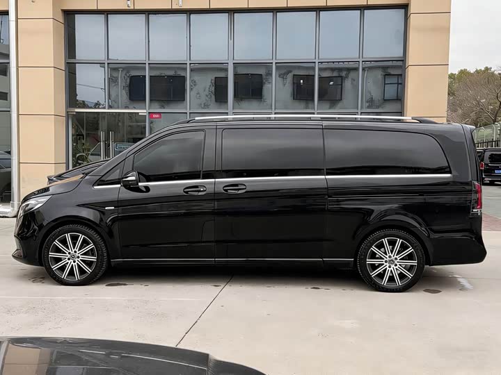Mercedes-Benz V-Class 2024 2024款 V 300 L 长轴距豪华版