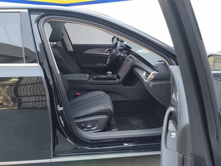 Фото 8 - Hongqi H5