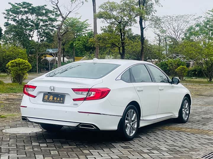 Фото 4 - Honda Accord