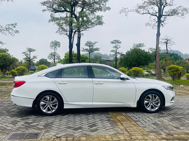 Фото 7 - Honda Accord