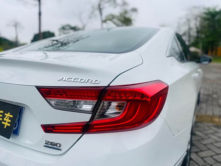Фото 9 - Honda Accord